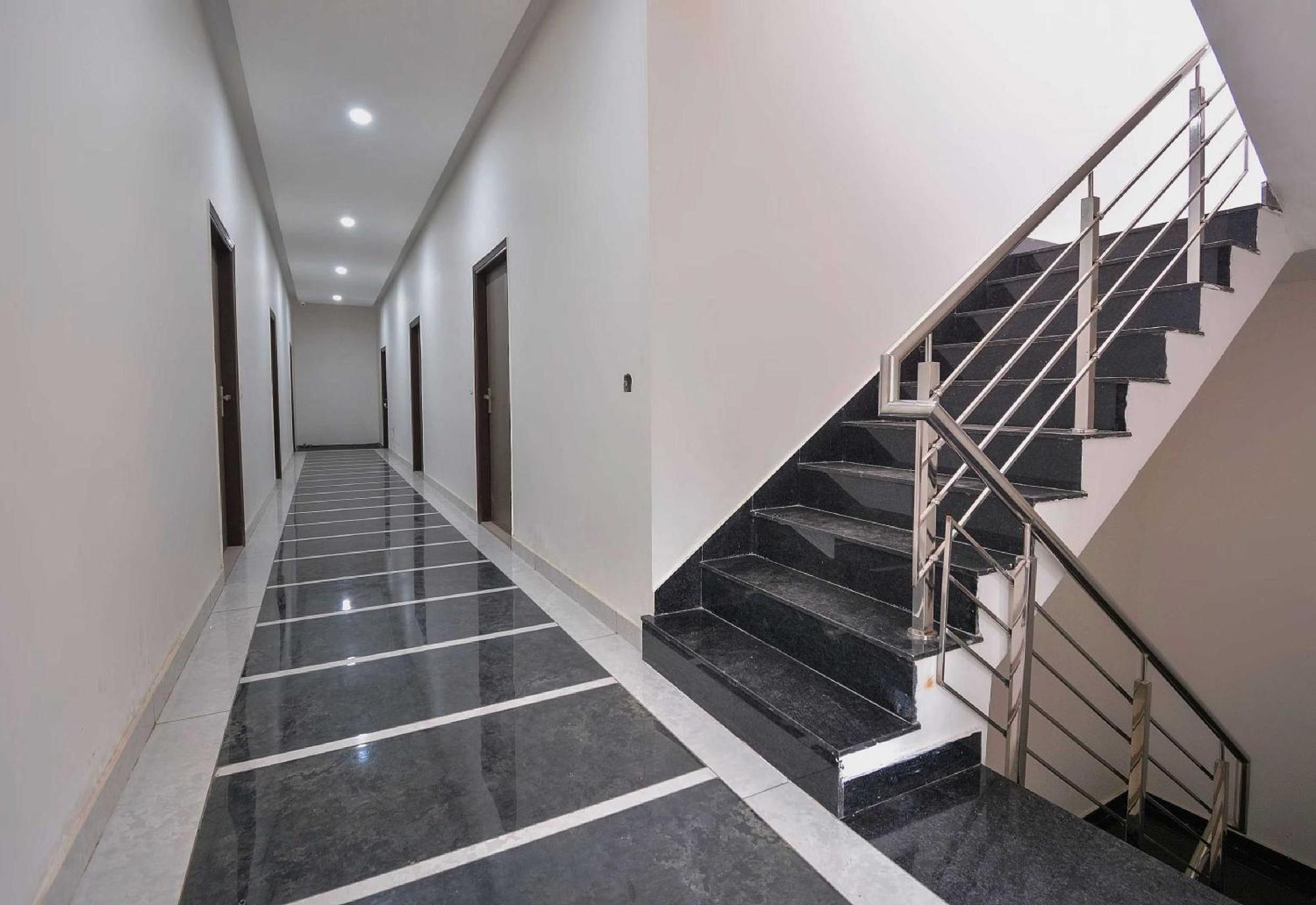 Hotel O White Solitaire Ludhiana Exterior foto