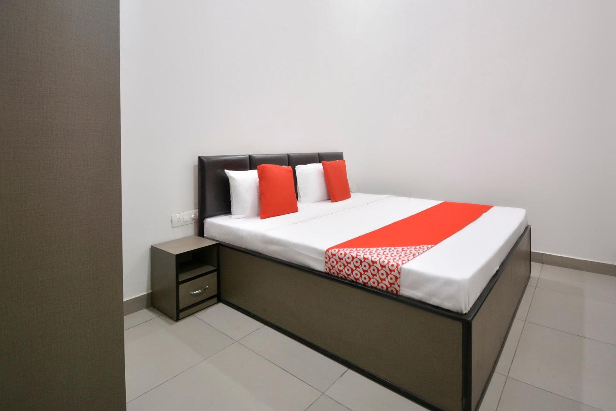 Hotel O White Solitaire Ludhiana Exterior foto