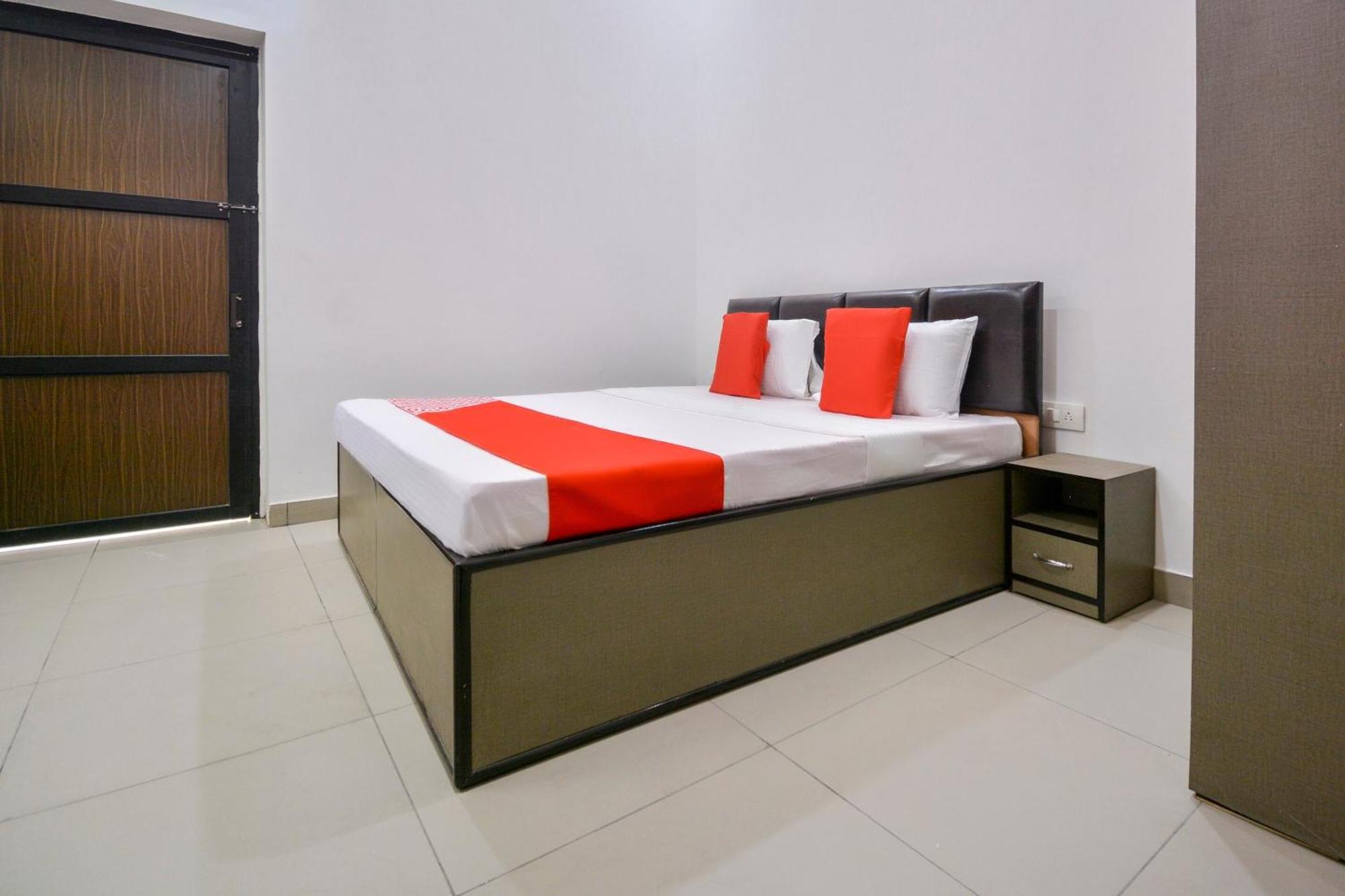 Hotel O White Solitaire Ludhiana Exterior foto